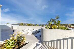 Oceanside Apartment With Bay Views