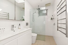 Luxury 2-bed With Ocean Views and Garden