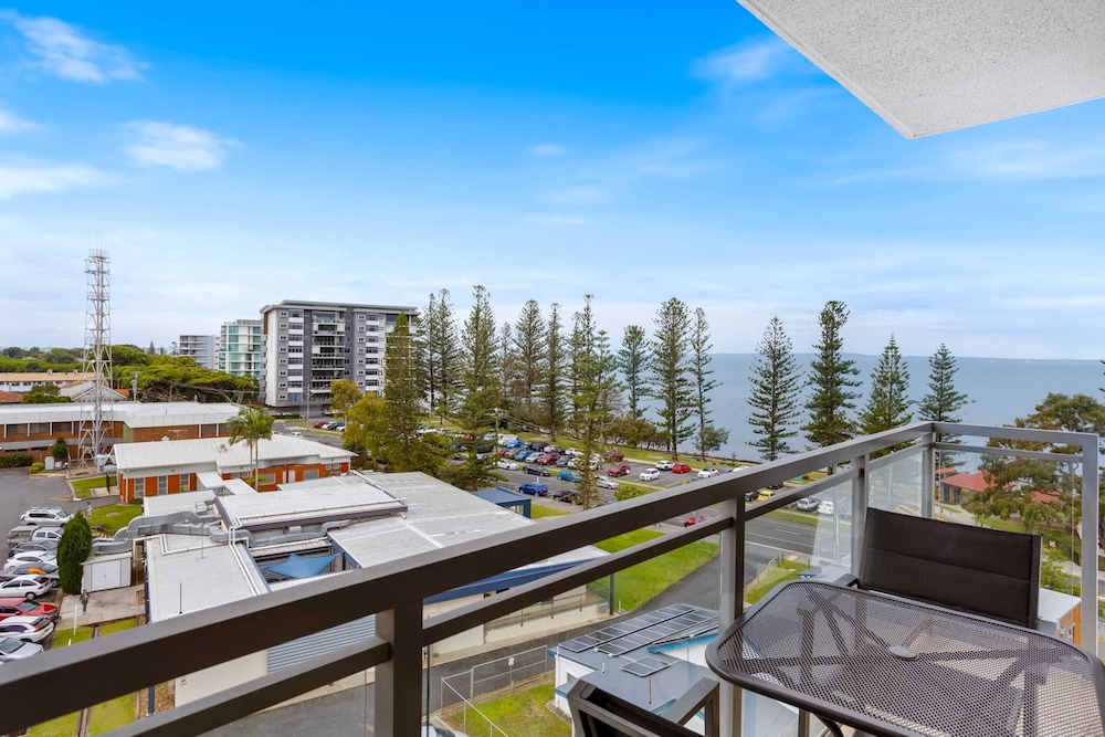 Feel The Sea Breeze: 1-bed With Pool, Gym & Views