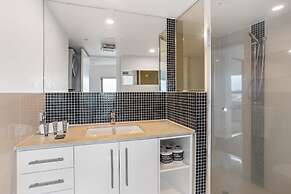 Feel The Sea Breeze: 1-bed With Pool, Gym & Views