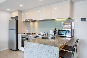 Feel The Sea Breeze: 1-bed With Pool, Gym & Views