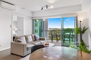 Feel The Sea Breeze: 1-bed With Pool, Gym & Views