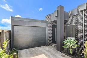 Bright 2-bed Glenroy Home With Courtyard