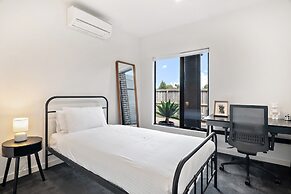 Bright 2-bed Glenroy Home With Courtyard