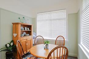 Cosy Sun-filled Cottage