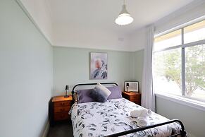 Cosy Sun-filled Cottage