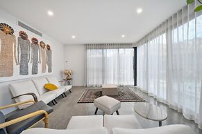Luxurious 2-bed: Pool, Lift, Dining