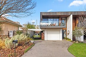 Luxurious 2-bed: Pool, Lift, Dining