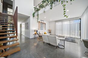 Luxurious 2-bed: Pool, Lift, Dining