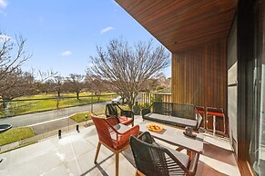 Luxurious 2-bed: Pool, Lift, Dining