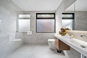 Luxurious 2-bed: Pool, Lift, Dining