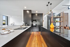 Luxurious 2-bed: Pool, Lift, Dining
