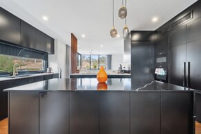 Luxurious 2-bed: Pool, Lift, Dining