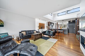 Luxurious 2-bed: Pool, Lift, Dining