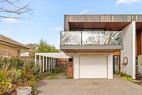 Luxurious 2-bed: Pool, Lift, Dining