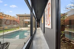 Luxurious 2-bed: Pool, Lift, Dining