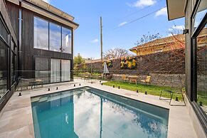 Luxurious 2-bed: Pool, Lift, Dining