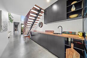 Luxurious 2-bed: Pool, Lift, Dining