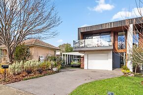 Luxurious 2-bed: Pool, Lift, Dining