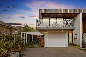 Luxurious 2-bed: Pool, Lift, Dining