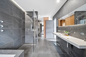 Luxurious 2-bed: Pool, Lift, Dining