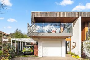 Luxurious 2-bed: Pool, Lift, Dining