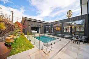 Luxurious 2-bed: Pool, Lift, Dining