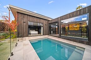Luxurious 2-bed: Pool, Lift, Dining