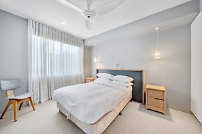 Luxurious 2-bed: Pool, Lift, Dining