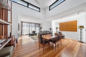 Luxurious 2-bed: Pool, Lift, Dining