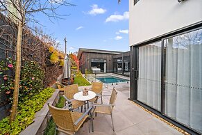 Luxurious 2-bed: Pool, Lift, Dining