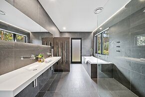 Luxurious 2-bed: Pool, Lift, Dining