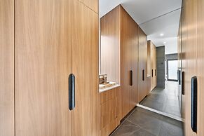 Luxurious 2-bed: Pool, Lift, Dining