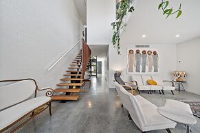 Luxurious 2-bed: Pool, Lift, Dining
