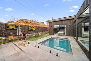 Luxurious 2-bed: Pool, Lift, Dining