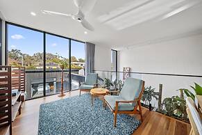 Luxurious 2-bed: Pool, Lift, Dining