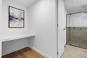 Modern Apartment on Burgundy Precinct & Parklands