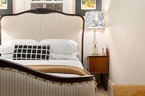 Eclectic Art Deco Apartment in Great Location