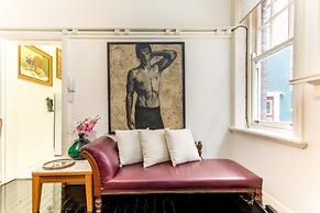 Eclectic Art Deco Apartment in Great Location