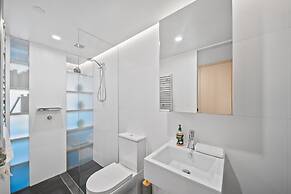 Stylish Studio in Acton With Stunning Water Views