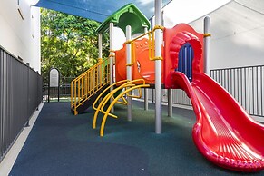 2-bed Family Haven With Pools, BBQ & Playgrounds