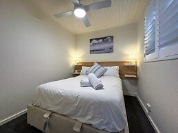 Bright & Airy Adelaide Retreat With Courtyard