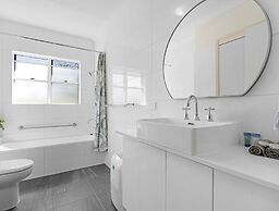 Beachside 2-bed Apartment With Secure Parking