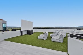 Stylish City-view Apartment With Amenities