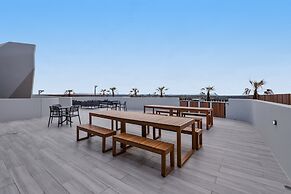 Stylish City-view Apartment With Amenities