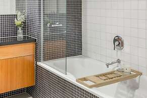 Executive Unit With Pool and Gym Near Riverfront
