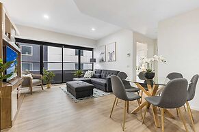 Executive Unit With Pool and Gym Near Riverfront