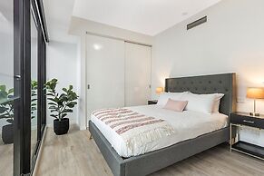 Executive Unit With Pool and Gym Near Riverfront