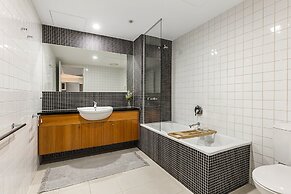 Executive Unit With Pool and Gym Near Riverfront
