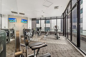 Executive Unit With Pool and Gym Near Riverfront